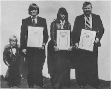 Mynd:Við móttöku heiðursskjala fyrir björgunarafrek.png