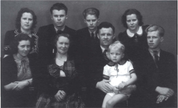 Mynd:Ingvar E. Einarsson og fjölskylda hans.png