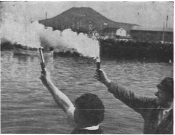 Mynd:Sýning á neyðarblysum á sjómannadaginn.png