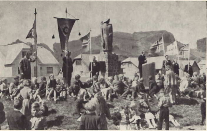 Mynd:Steingrímur benediktsson heldur ræðu 1954.png