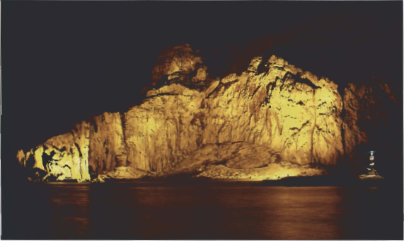 Mynd:Nú er heimaklettur lýstur upp.png