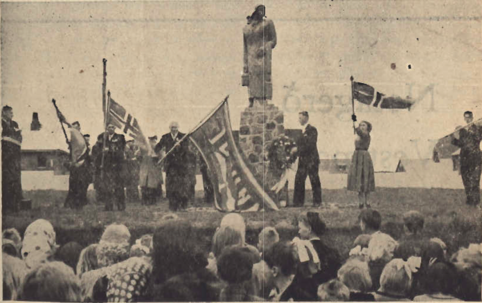 Mynd:Blómsveigur lagður að fótstalli minnismerkisins 1952.png