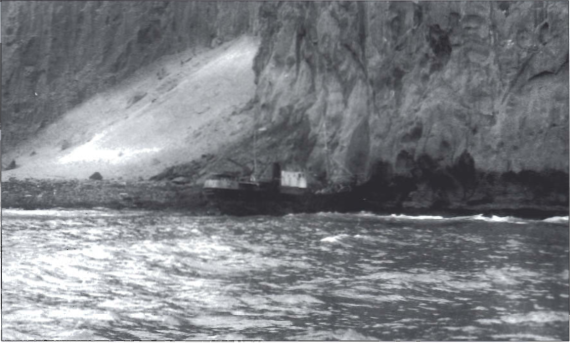 Mynd:Þegar skoski togarinn Donwood lenti á Hörgaeyri, utan í Heimakletti.png