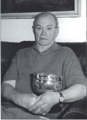 Sigurgeir Ólafsson með verðlaunabikarinn fyrir björgun Guðjóns Aanes.png