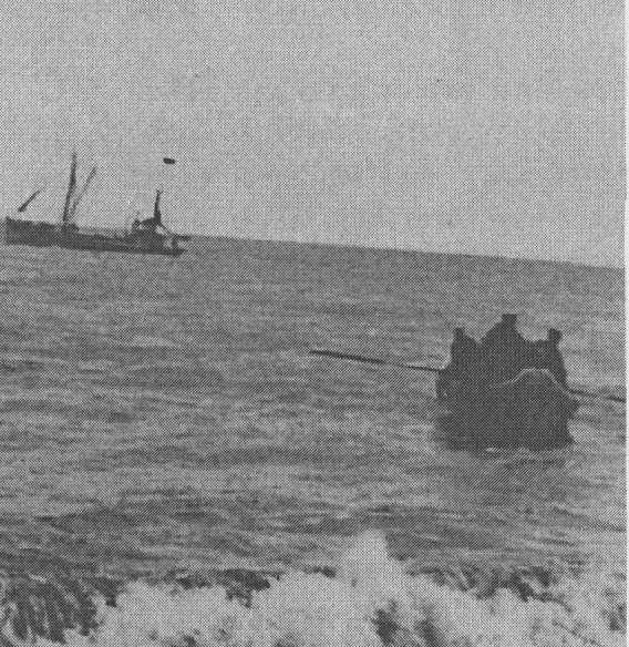 Mynd:Skjöktbáturinn dreginn á milli..jpg