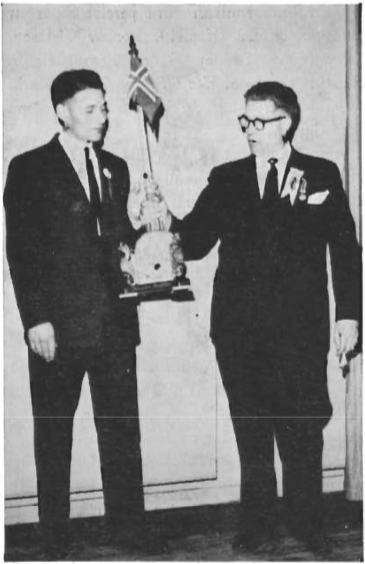 Mynd:Jóhann Pálsson, form. Útvegsbændafélagsins afhendir Rafni Kristjánssyni verðlaun.png