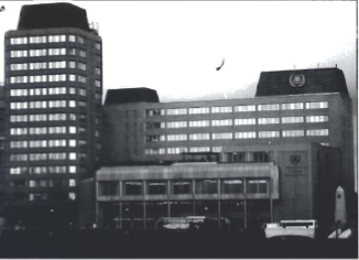 Mynd:Alþjóðasiglingamálastofnun á syðri bakka Thamesár í Lundúnaborg.png