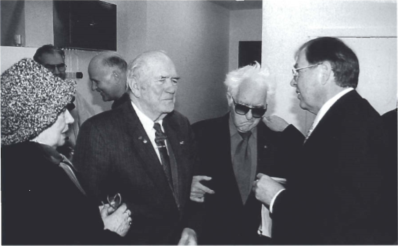 Mynd:Sýningargestir. Talið f.v. Þórunn Magnúsdótir, Arnmundur Þorbjörnsson, Þórður Stefánsson og Sigtryggur Helgason.png