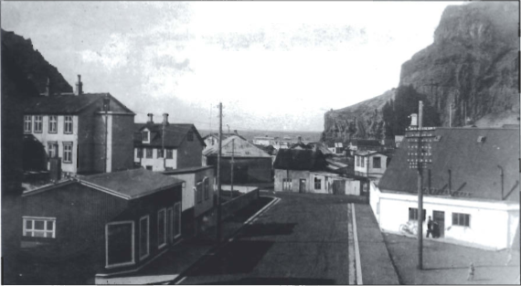 Mynd:Neðsti hluti Kirkjuvegar. Myndin tekin um 1940 frá húsinu Gimli.png