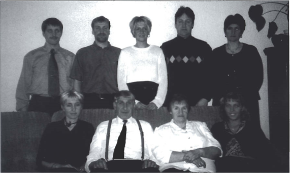 Mynd:Petur ásamt Pálu konu sinni og sjö börnum þeirra.png