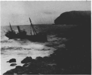Mynd:Togarinn Kelvin, sem strandaði í Flugum árið 1924. Það er svo til á sama tíma stað og Haffari fórst 1916.png