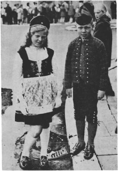 Mynd:Tvö sjómannsbörn í hátíðarskapi.png