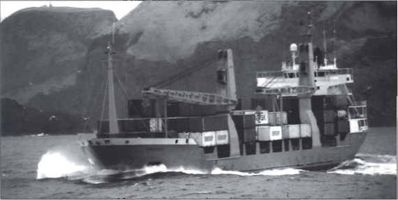 Mynd:Hanseduo, leiguskip Eimskipafélags Íslands að leggja í 'ann ú Vestmannaeyjahöfn.png