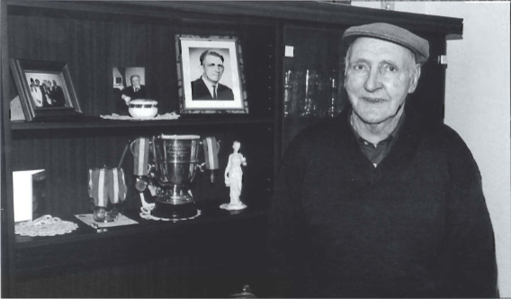 Mynd:Adólf Magnússon. Til vinstri má sjá mynd af Óskari Matthíassyni á Leó. Þeir voru systrasynir og miklir vinir alla tið.png