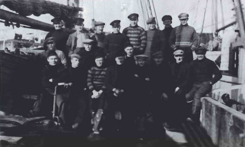 Mynd:Skipshöfnin á Atlansfarinu Sdbl. 1990.jpg