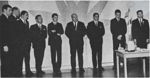 Skipshöfnin á m.b. Gjafari heiðruð á sjómannadaginn 1968.png