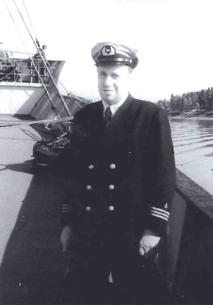 Mynd:Hannes sem fyrsti stýrimaður Sdbl. 1999.jpg