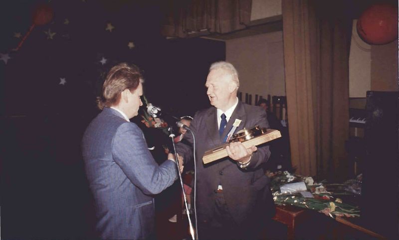 Mynd:Einar J. Gíslason hlaut svo viðurkenningu SDBL. 1988.jpg