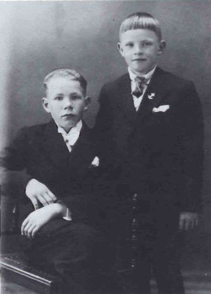 Mynd:Greinarhöfundur til hægri Sdbl. 1990.jpg