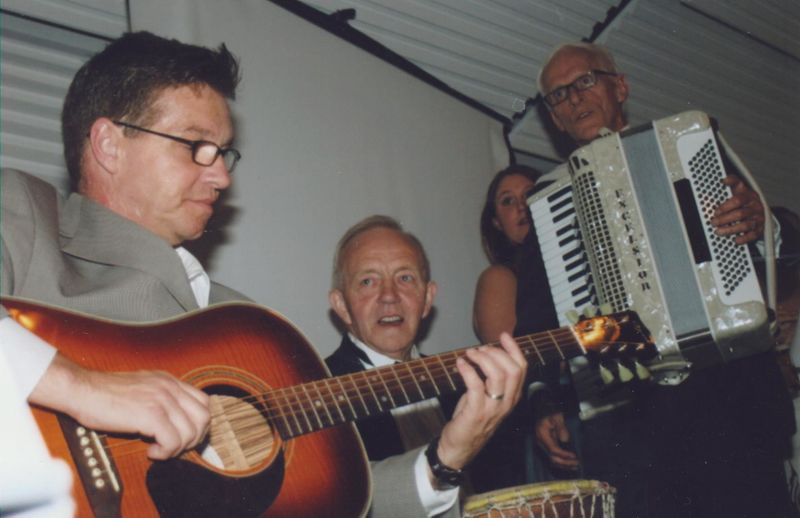 Mynd:Leikið í brúðkaupi.jpg