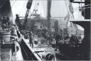 Landað úr togara á fiskimarkaðnum í Hull.png