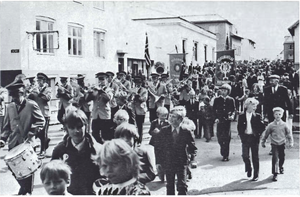 Skrúðganga Sjómannadagsins 1972 heldur vestur Vestmannabraut.png