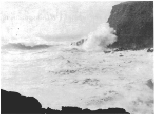 Brotsjór tís til beggja handa. Í brimi lokast vík og sund.png