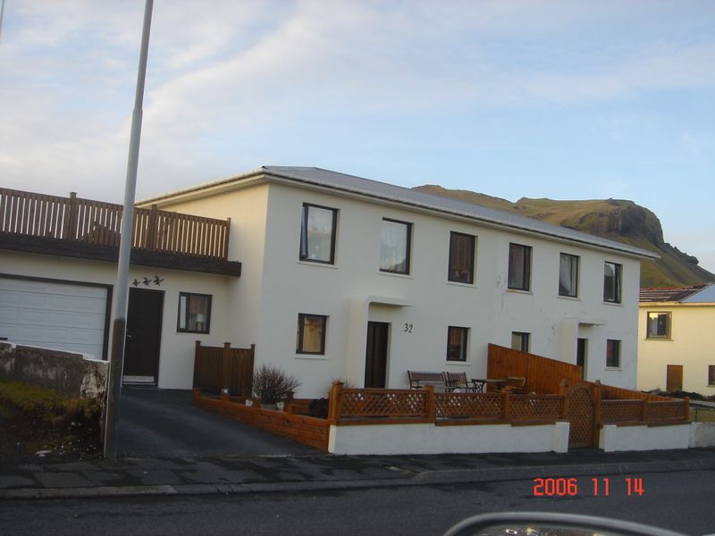 Mynd:Heiðarvegur 30-32.jpg