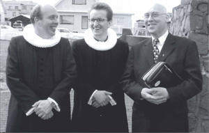 Létt yfir prestunum á sjómannadaginn.png