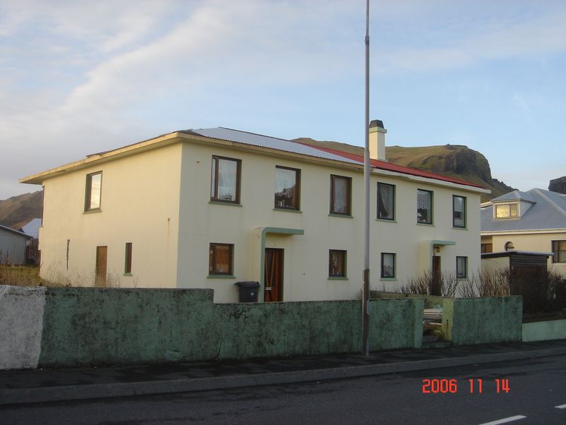 Mynd:Heiðarvegur 26-28aa.jpg