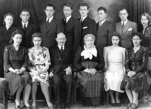 Afi og amma með börnin.jpg