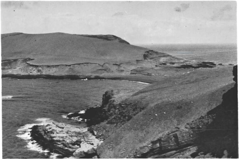 Mynd:Klaufin og Höfpavík. Upp af Klauf er Aurinn, þá Brimurðaralda, en yst til hægri sést á Ræningjatanga.png