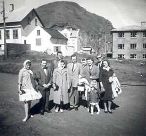 Prúðbúið fólk á leið á þjóðhátíð.JPG