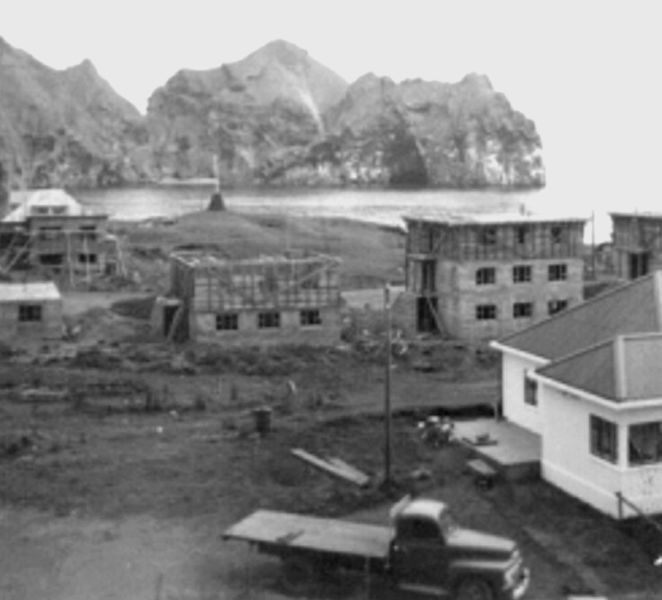 Mynd:Urdavegur verkamannabustadir byggingu.jpg