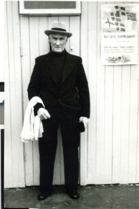 Vigfús á efri árum. Mynd tekin við Sundlaugina