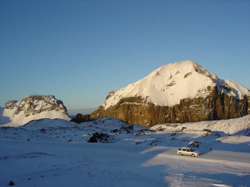 Mynd:Heimaklettur og klifid sed af nyja hrauninu.jpg
