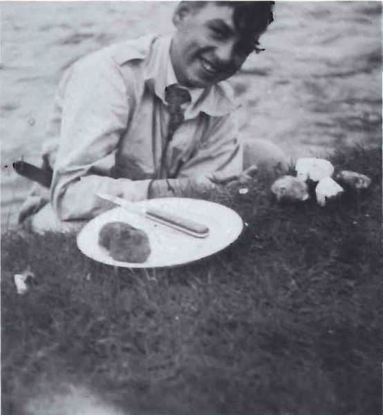 Mynd:Bassi á Laugalandi flysjar kartöflur SDBL. 1987.jpg