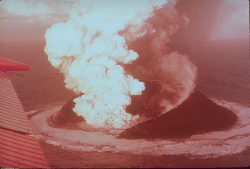 Mynd:Surtsey-gos.jpg