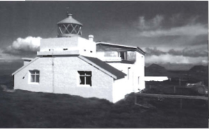 Stórhöfðaviti og galma vitavarðahúsið, suðurhlið, byggt 1906.png