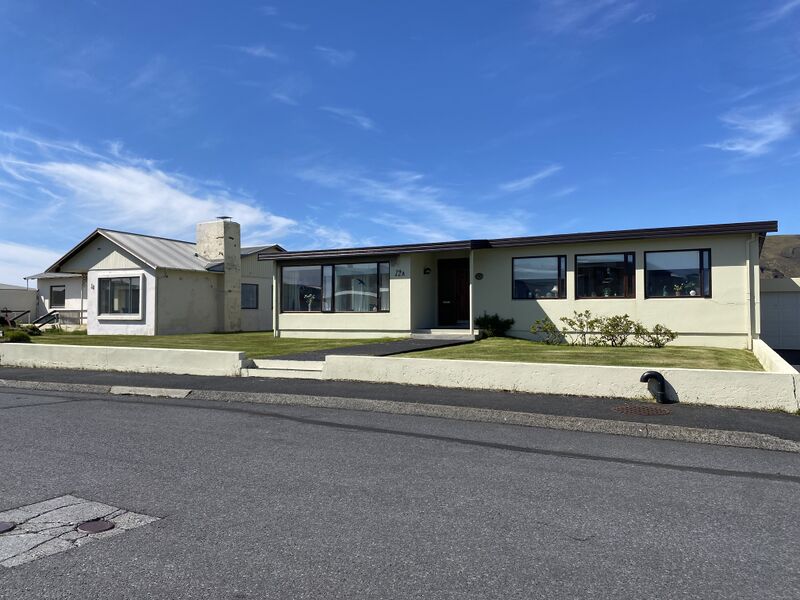 Mynd:Brattagata 14 og 12a.jpg