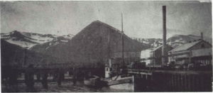 Sjöstjarnan við bryggju á Siglufirði með síldarfarm.png