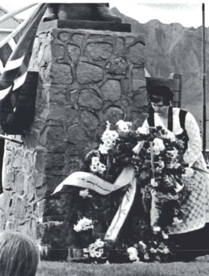 Blómsveigur lagður.png