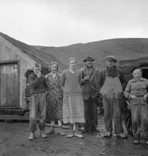 Gudjon Ulfarsson og heimilisfolk.jpg