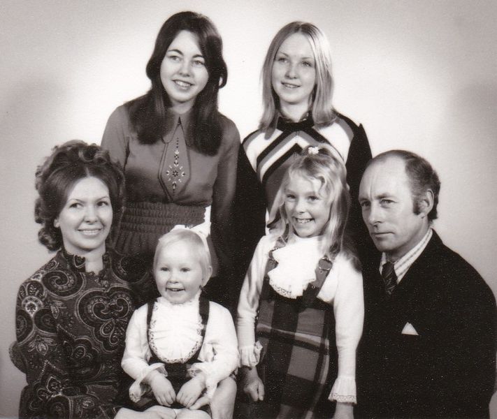 Mynd:Hrönn, Þórður og dætur.jpg