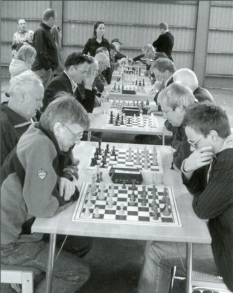 Mynd:Sjómenn taka á landkröbbum Sdbl. 2009.jpg