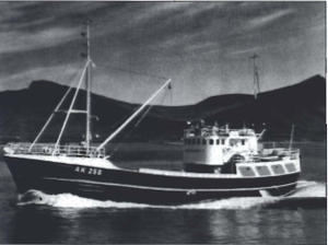 Höfrungur III AK 250 siglir inn í Akraneshöfn.png