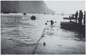 Stakkasund við gömlu Edinborgarbryggjuna fyrsta sjómannadaginn, vorið 1940.png