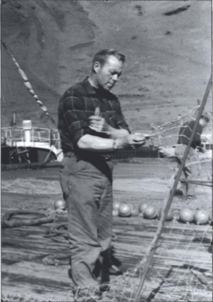 Einar bætir net inni í Friðarhöfn.png