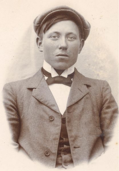 Mynd:Sr. Oddgeir Þ. Guðmundsson kennari 1893-1904.jpg