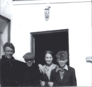 Á tröppunum á Sunnuhvoli.png